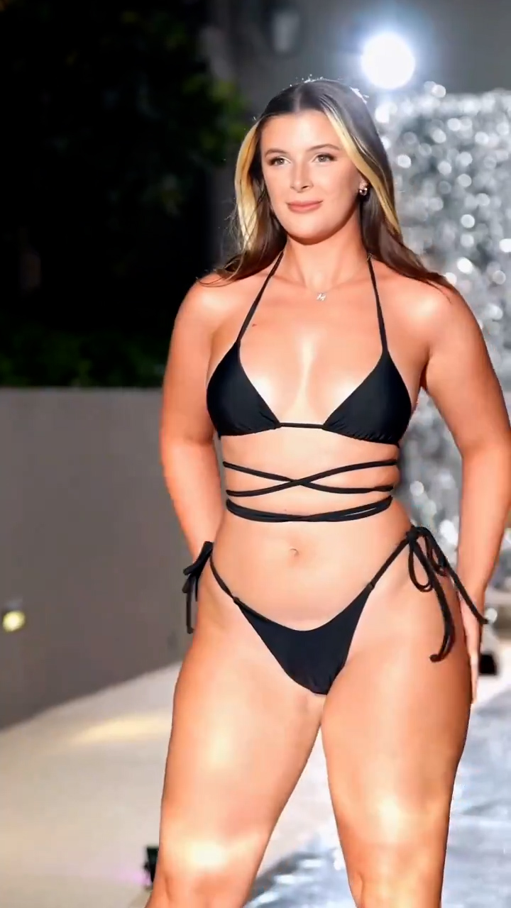 Iammia1 sexy with erotic body