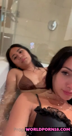 Scarlet Vas tease with her friend in bathub so hot