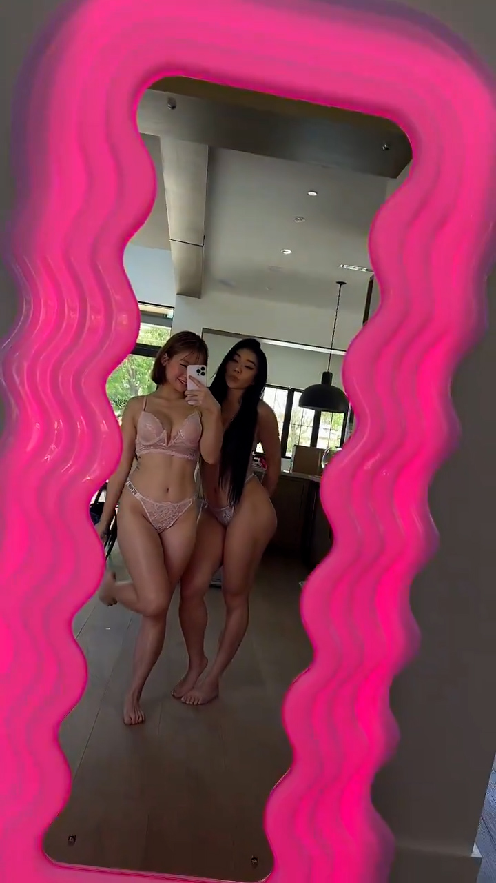 Imyujia Nude show with her friend – Onlyfans