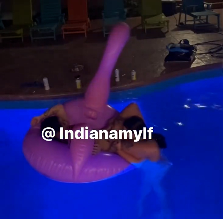 Indiana Mylf lesbian play in the pool – Onlyfans video